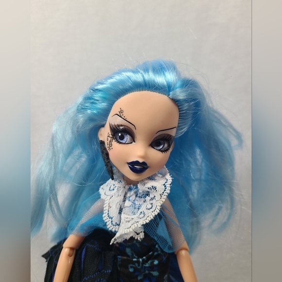 Bratzillaz Bratz House of Witchez Carolina Past Witchy Princess - Picture 2 of 6